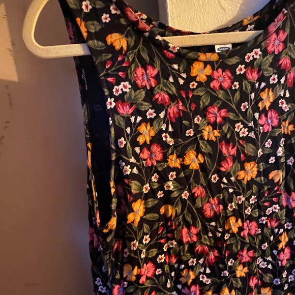 Tank Top with flowers - Picture 2 of 5